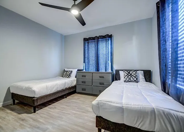 Ferienhaus Modern Home-downtown-3 Bedroom- King Bed *