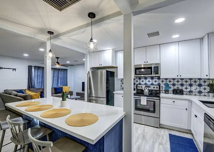 Modern Home-downtown-3 Bedroom- King Bed
