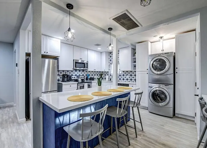 Modern Home-downtown-3 Bedroom- King Bed Ferienhaus *