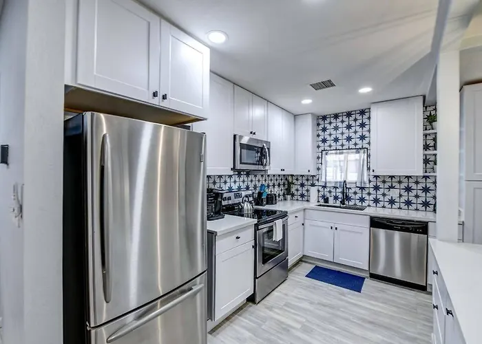 Ferienhaus Modern Home-downtown-3 Bedroom- King Bed