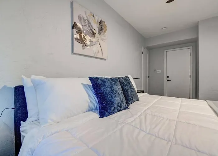 Modern Home-downtown-3 Bedroom- King Bed Ferienhaus