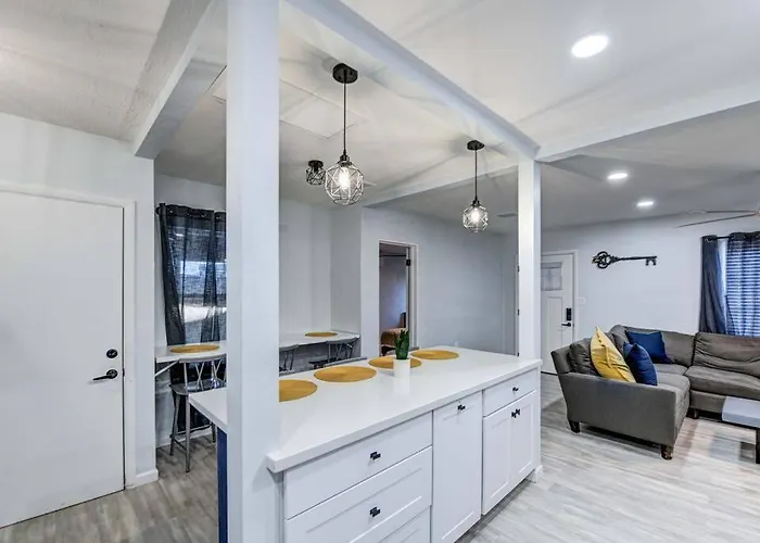 Modern Home-downtown-3 Bedroom- King Bed * Phoenix