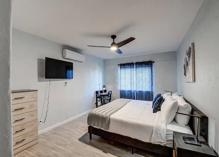 Modern Home-downtown-3 Bedroom- King Bed * Phoenix