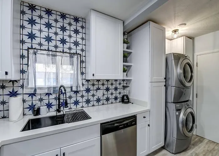 Modern Home-downtown-3 Bedroom- King Bed Ferienhaus