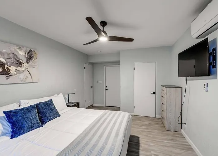 Ferienhaus Modern Home-downtown-3 Bedroom- King Bed *