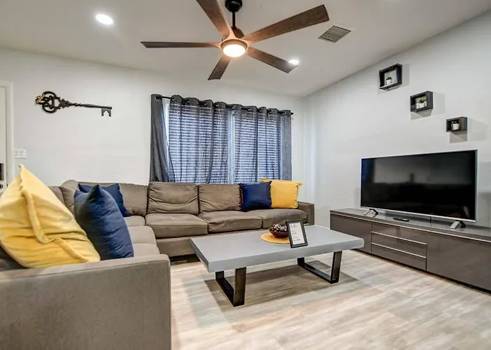 Modern Home-downtown-3 Bedroom- King Bed Phoenix