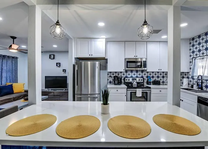 Modern Home-downtown-3 Bedroom- King Bed Ferienhaus