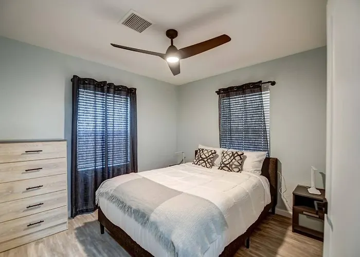 Ferienhaus Modern Home-downtown-3 Bedroom- King Bed *