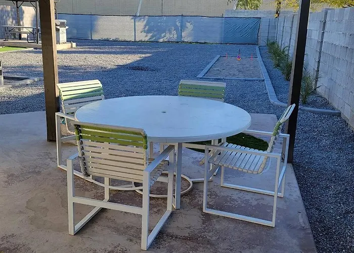 Modern Home-downtown-3 Bedroom- King Bed