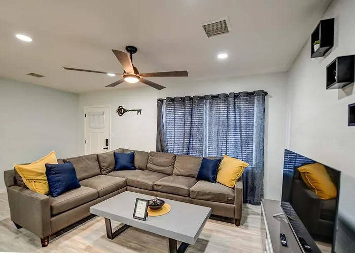 Modern Home-downtown-3 Bedroom- King Bed Ferienhaus