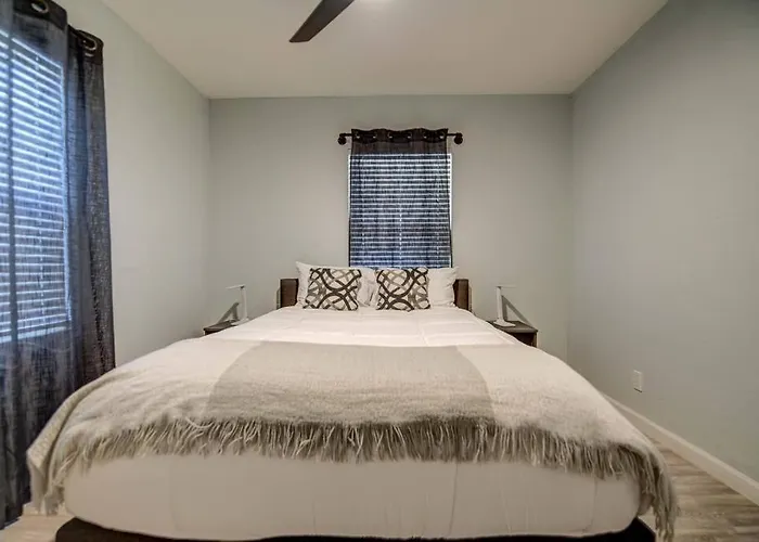 Modern Home-downtown-3 Bedroom- King Bed