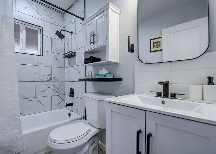 Ferienhaus Modern Home-downtown-3 Bedroom- King Bed