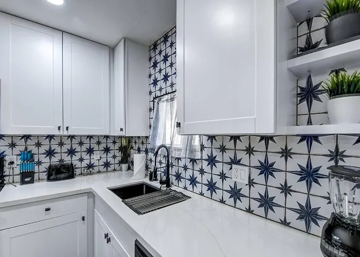 Ferienhaus Modern Home-downtown-3 Bedroom- King Bed *